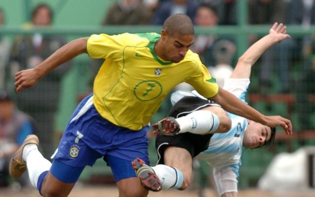 巴西队球衣一大变化 会徽由左胸前移至中间位置！