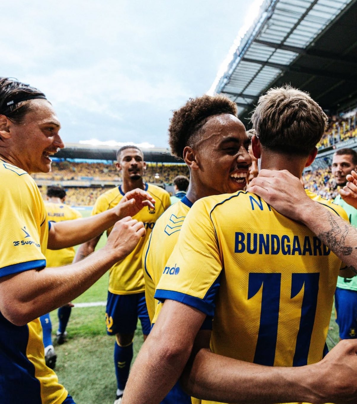 布隆德比首回合0-3，次回合被罚下一人后连入四球完成奇迹逆转