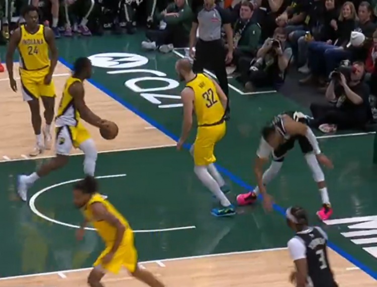 开云APP-看着挺严重啊！里弗斯：字母哥在一次扣篮后导致左膝过度伸展