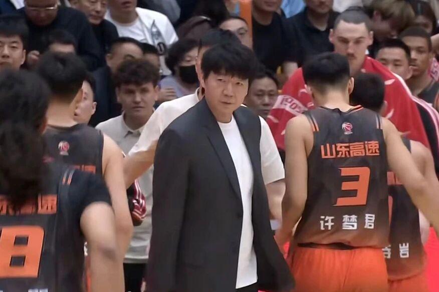 开云官网-CBA八进四：上海横扫山东晋级，广东3分险胜北京将大比分追成1-1